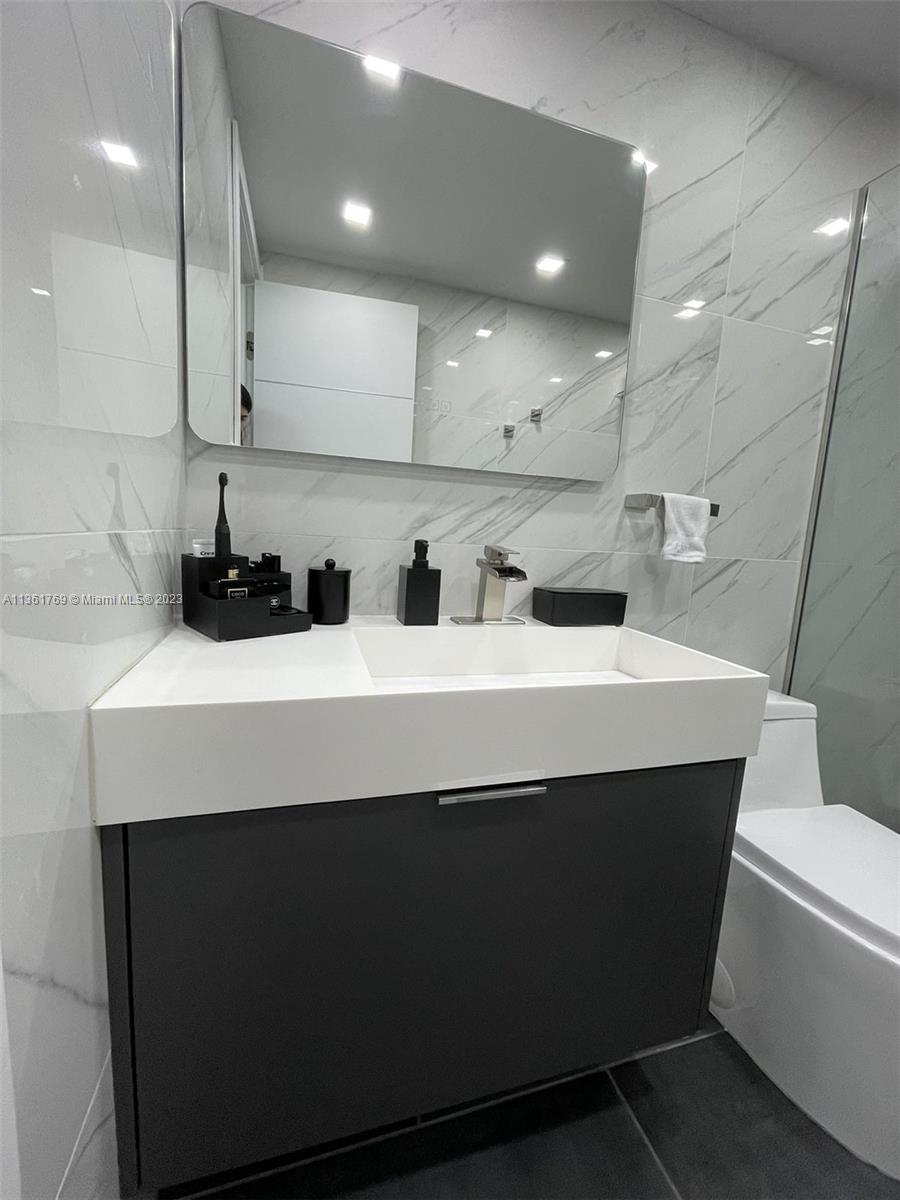 999 Brickell Bay Dr Unit: 705