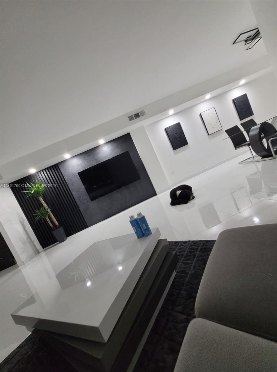 999 Brickell Bay Dr Unit: 705