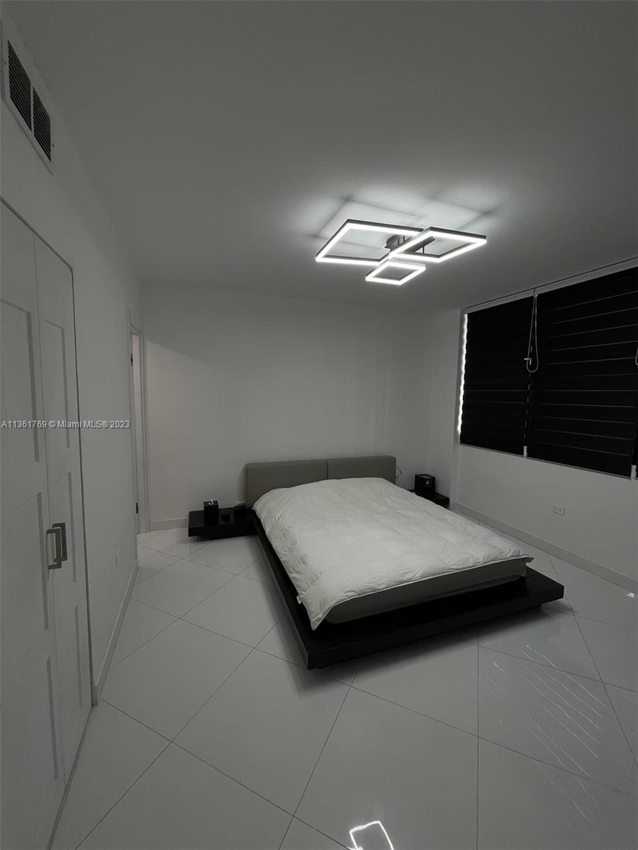 999 Brickell Bay Dr Unit: 705