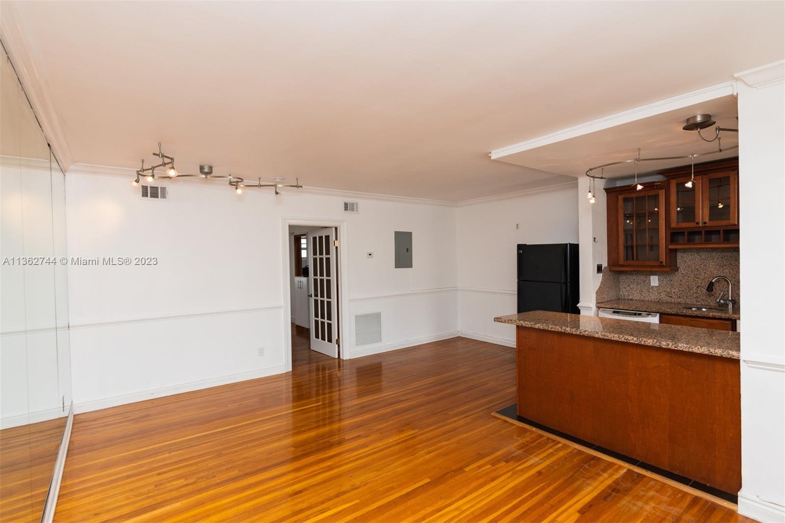 1575 West Ave Unit: 8