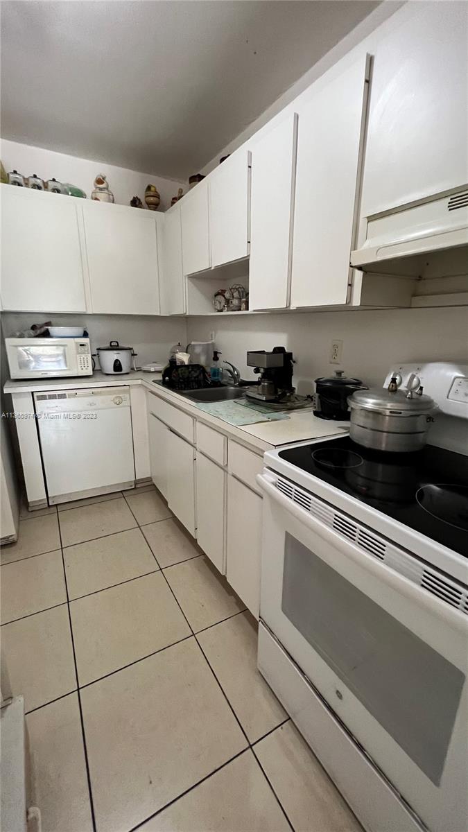 1085 W 68th St Unit: 204