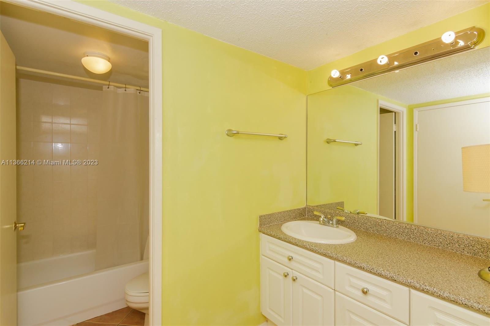 2301 Collins Ave Unit: 533