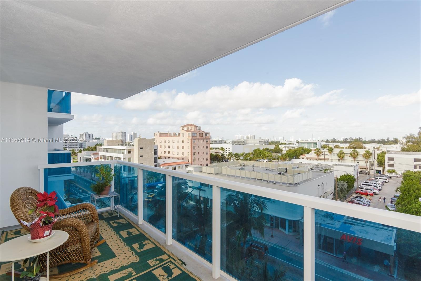 2301 Collins Ave Unit: 533