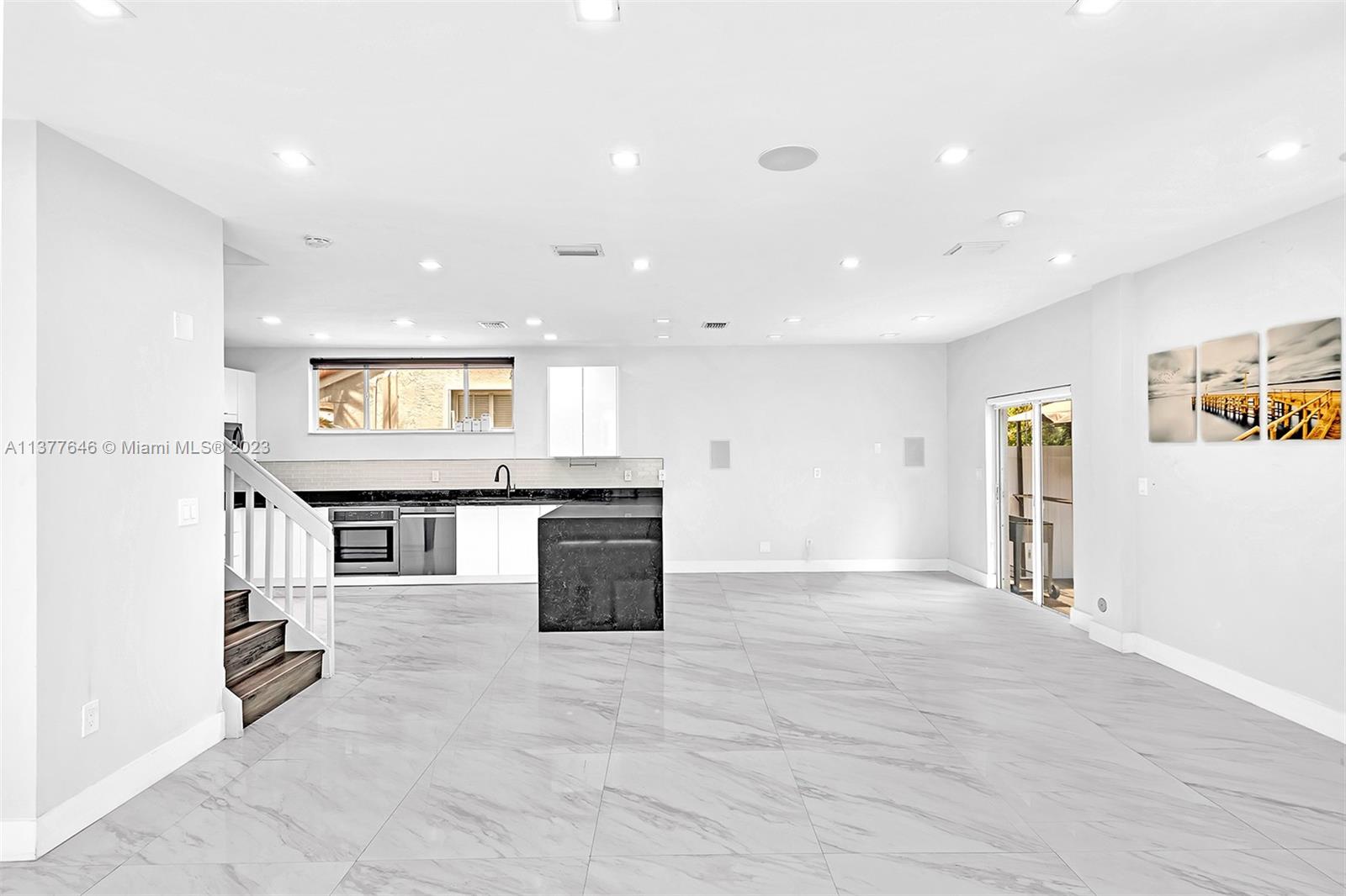 3085 N 36th Ave