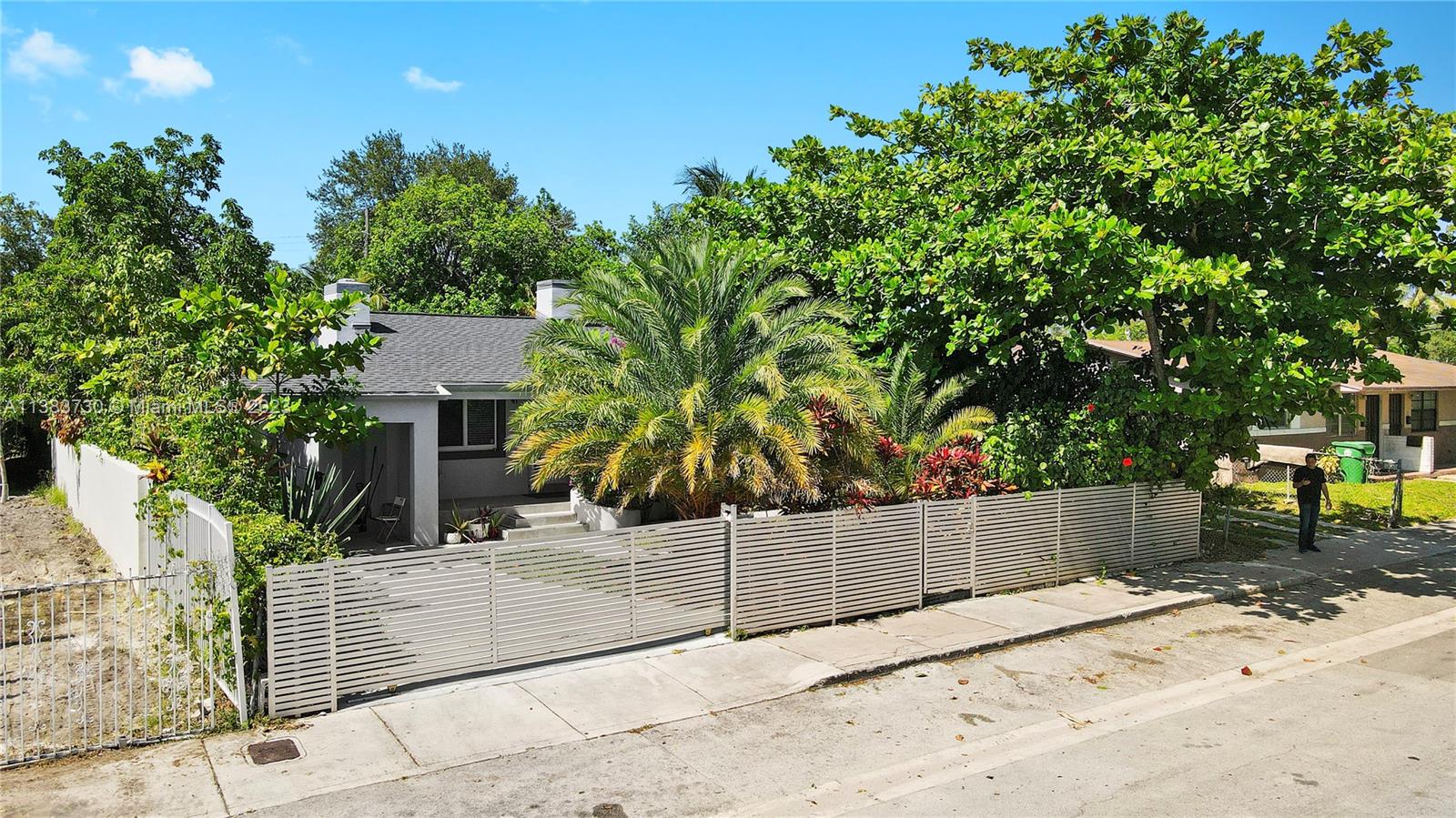 11 NW 47th Ter