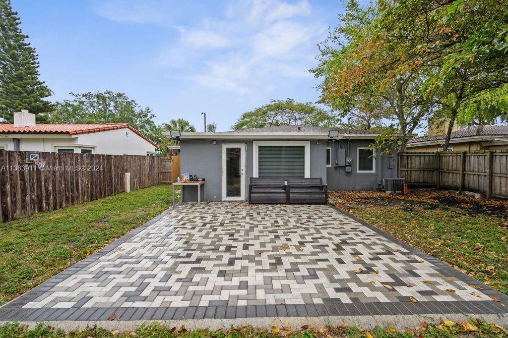 1221 NW 7th Ave