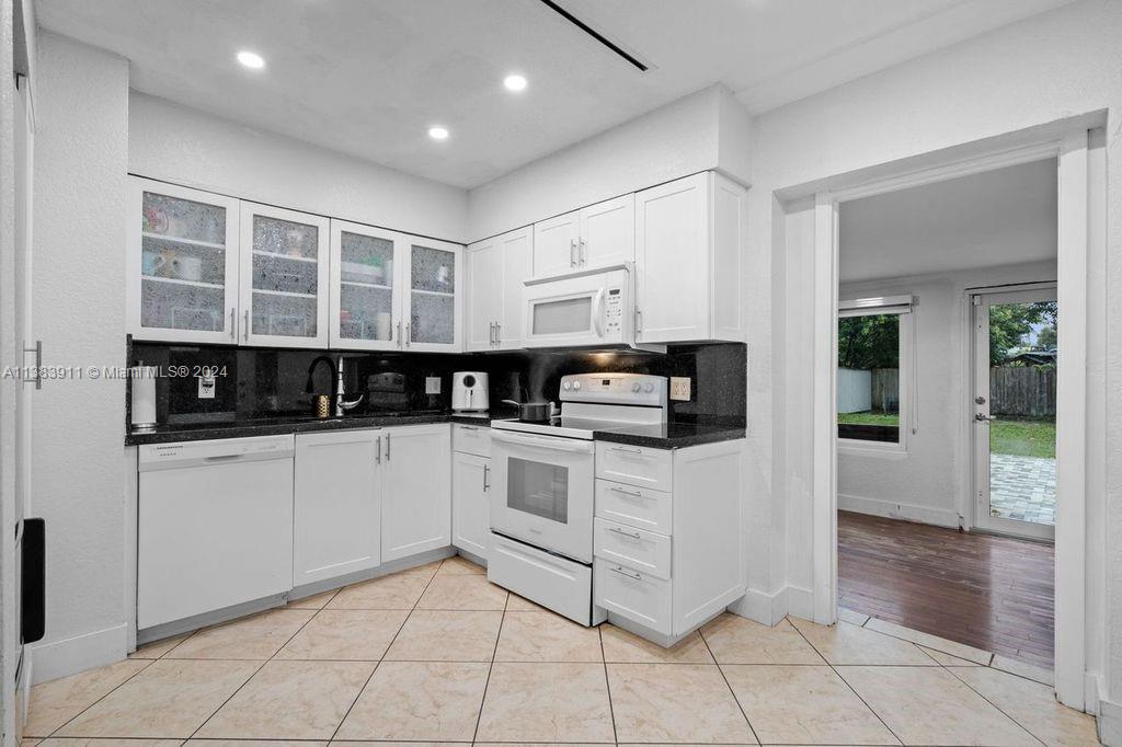 1221 NW 7th Ave