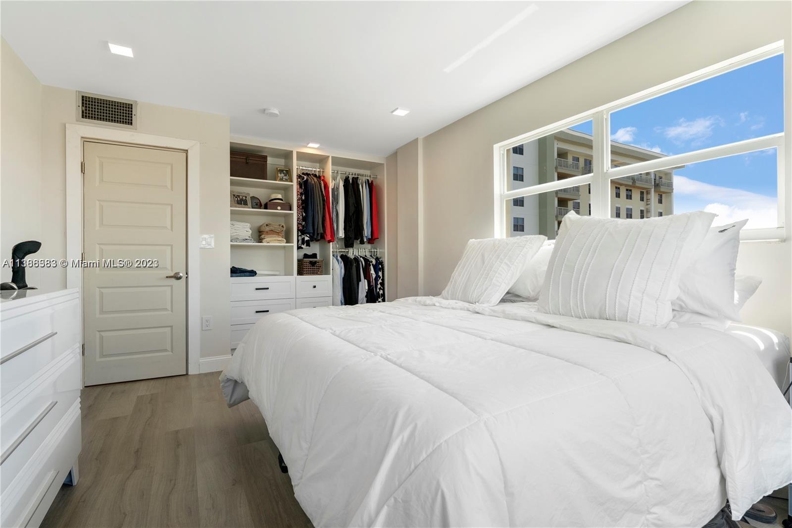 2555 NE 11th St Unit: 901