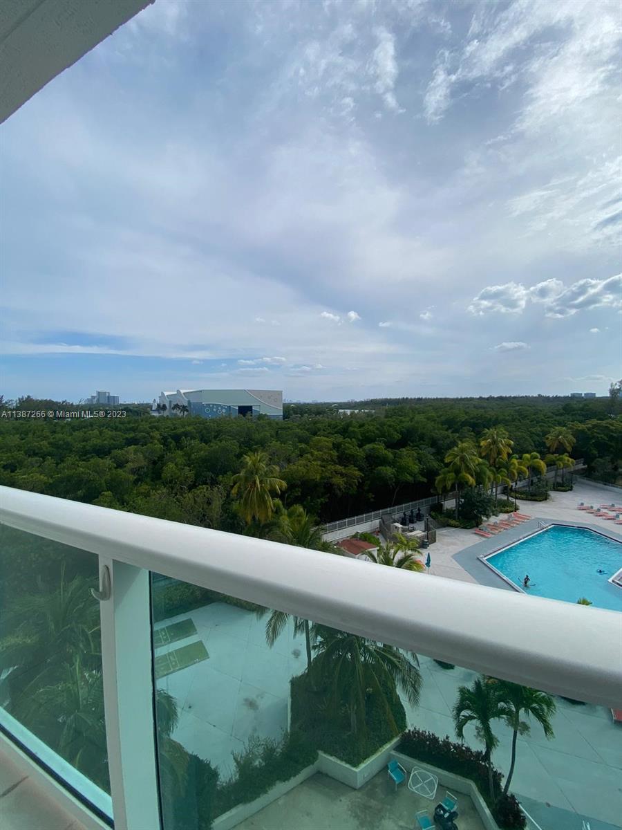 100 Bayview Dr Unit: 618
