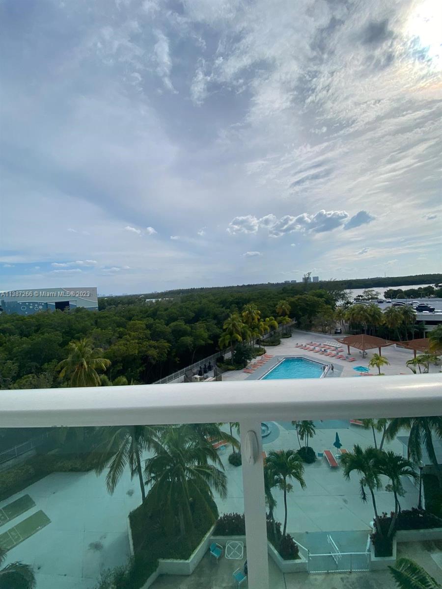 100 Bayview Dr Unit: 618