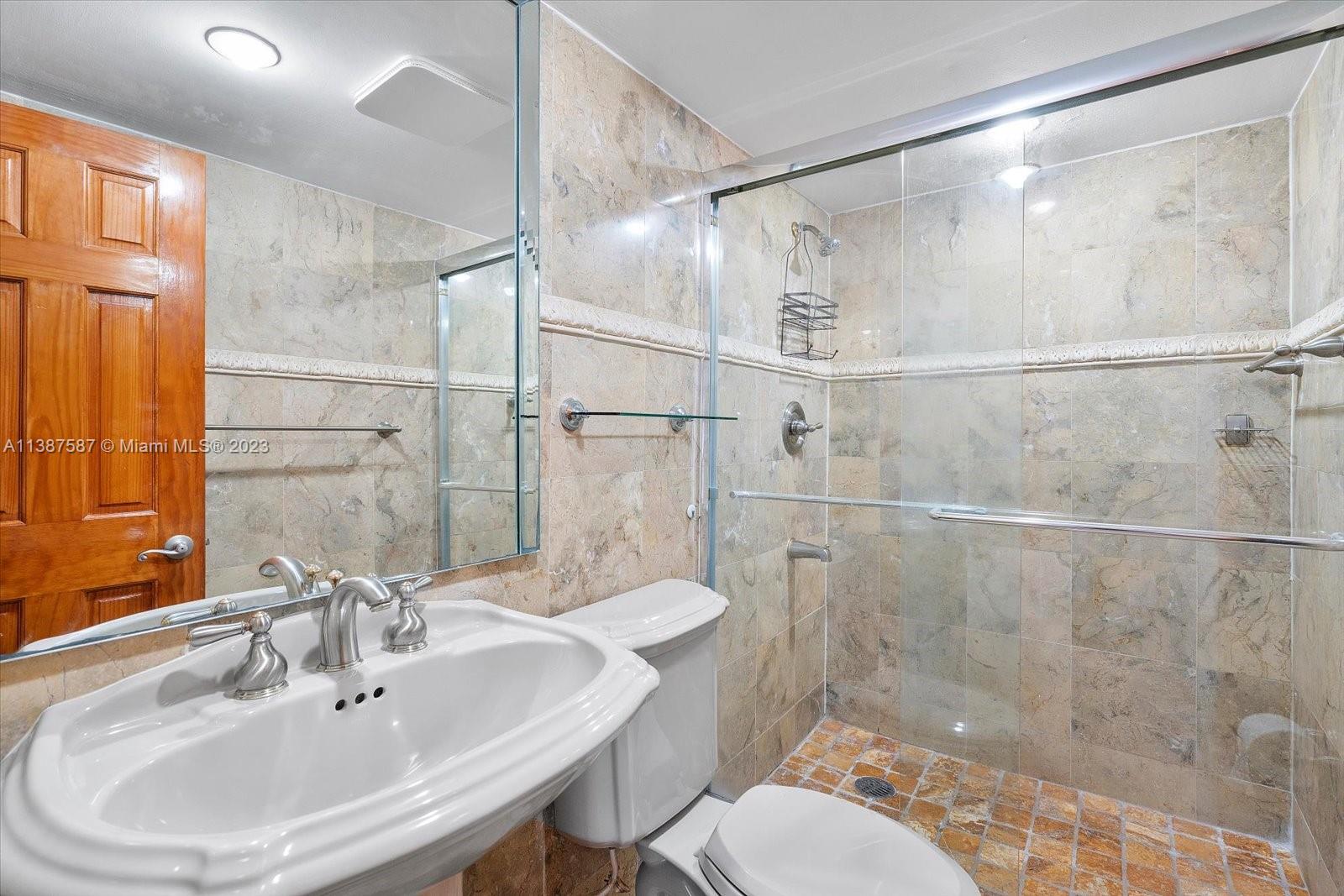 600 NE 36th St Unit: 1417
