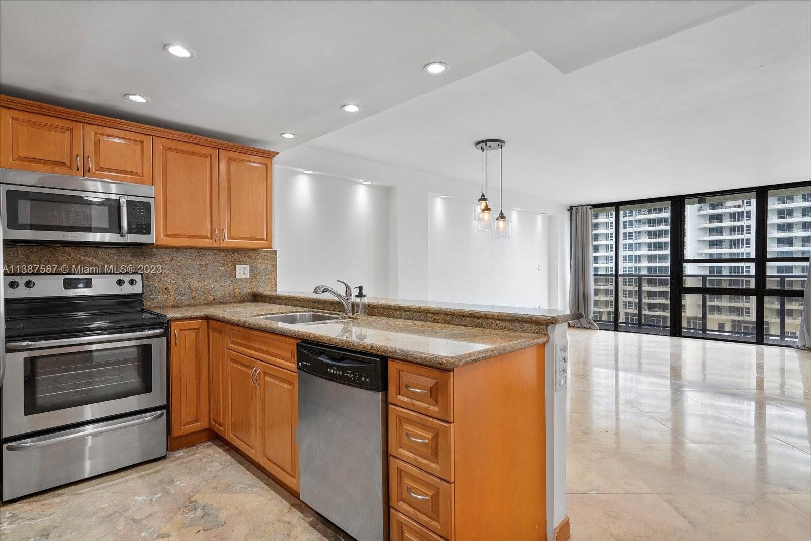 600 NE 36th St Unit: 1417