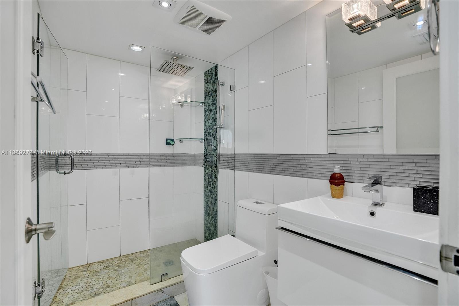 3200 Collins Ave Unit: 7-1