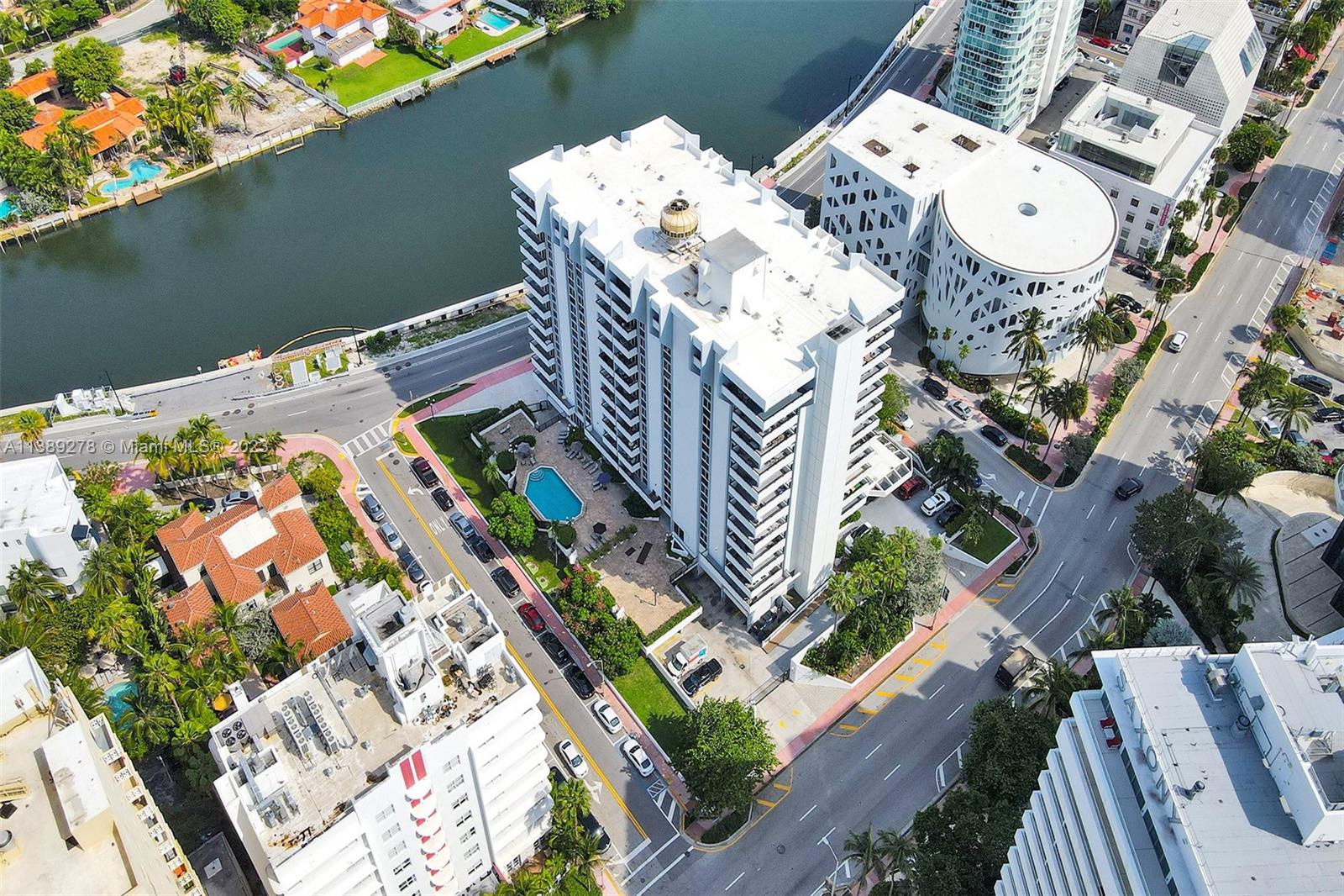 3200 Collins Ave Unit: 7-1