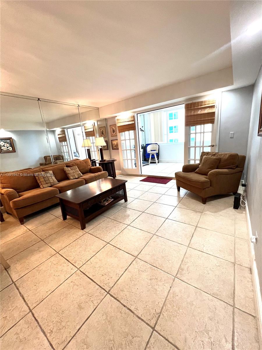 5005 Collins Ave # 1023