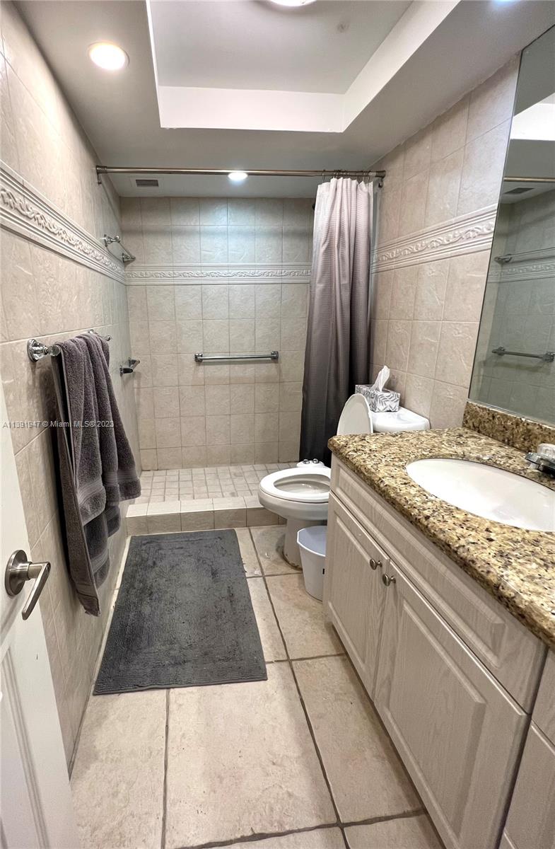 5005 Collins Ave # 1023