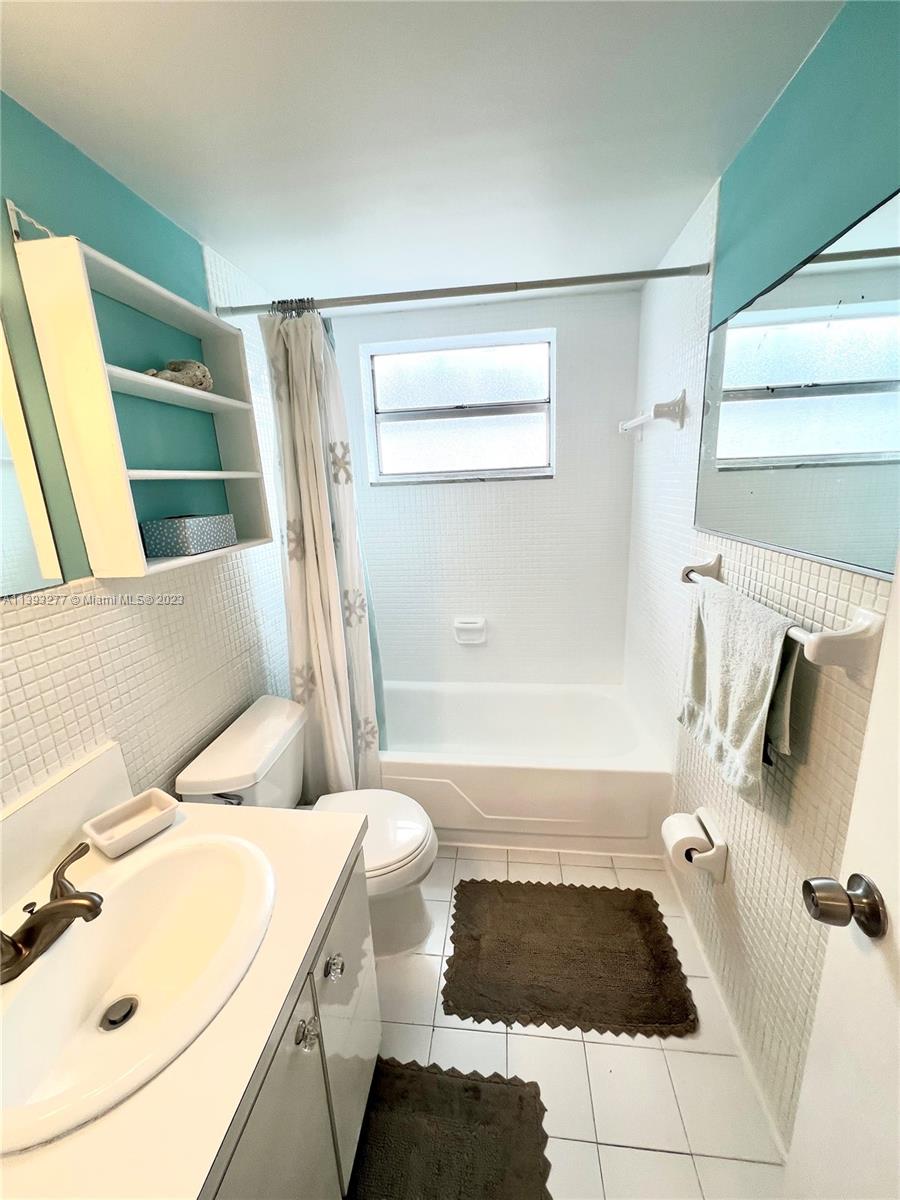 240 Collins Ave # 4B