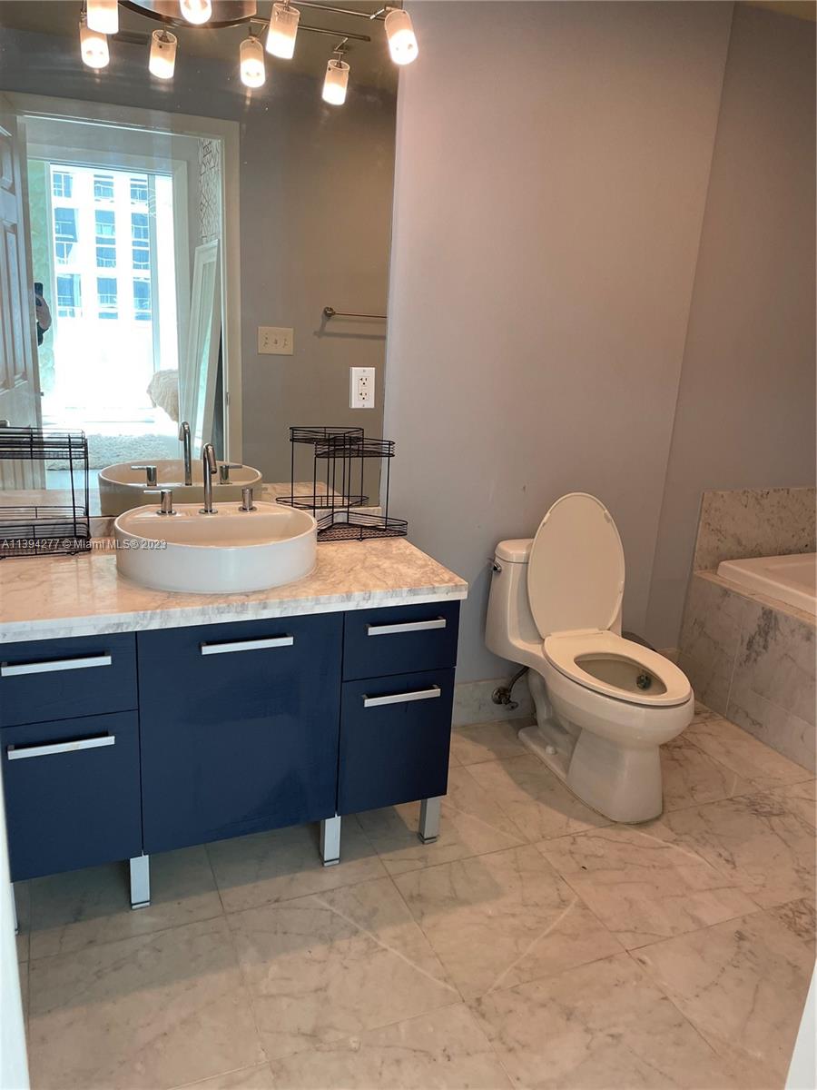 253 NE 2nd St Unit: 2304