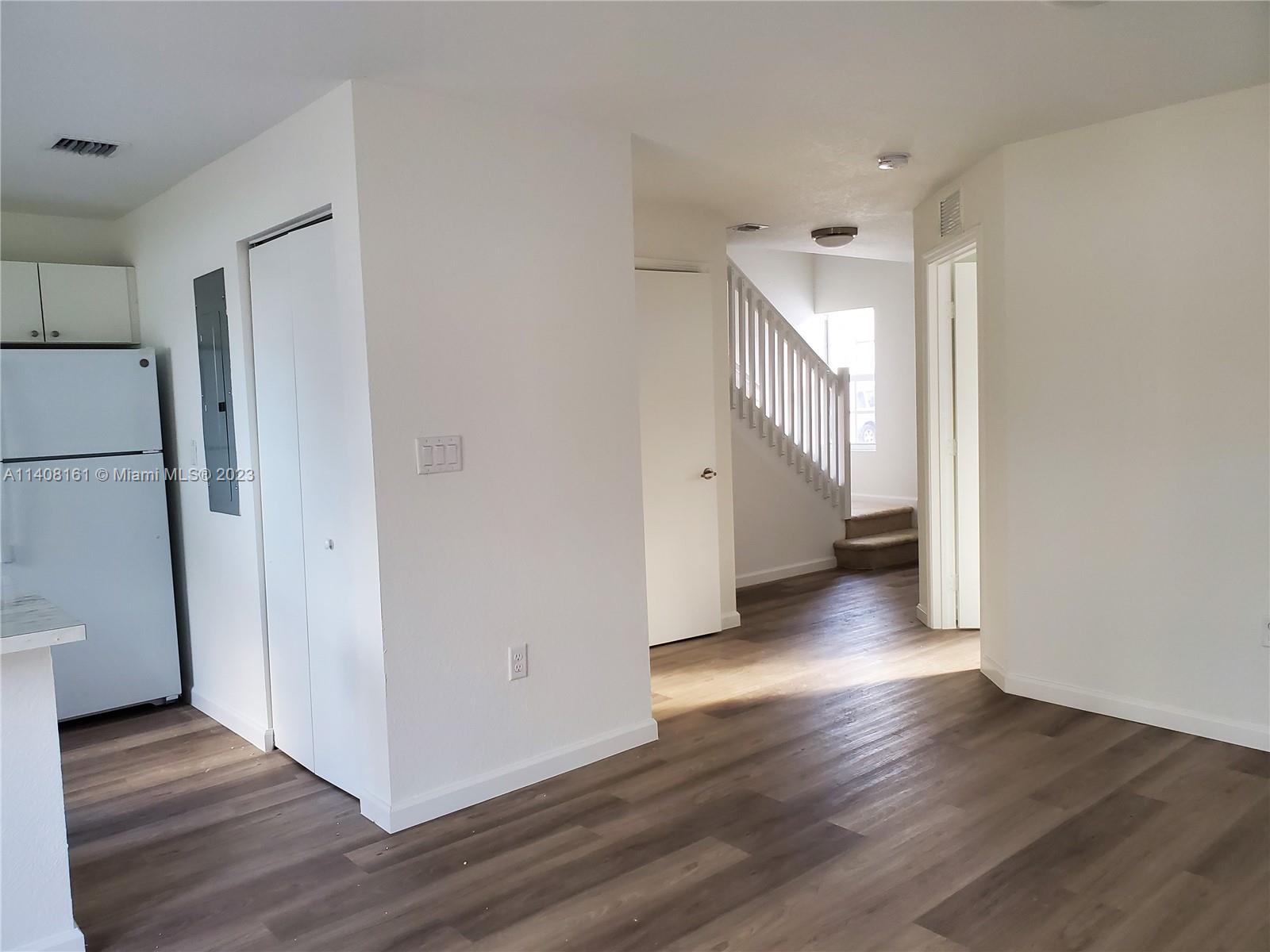 190 SW 3rd Ct