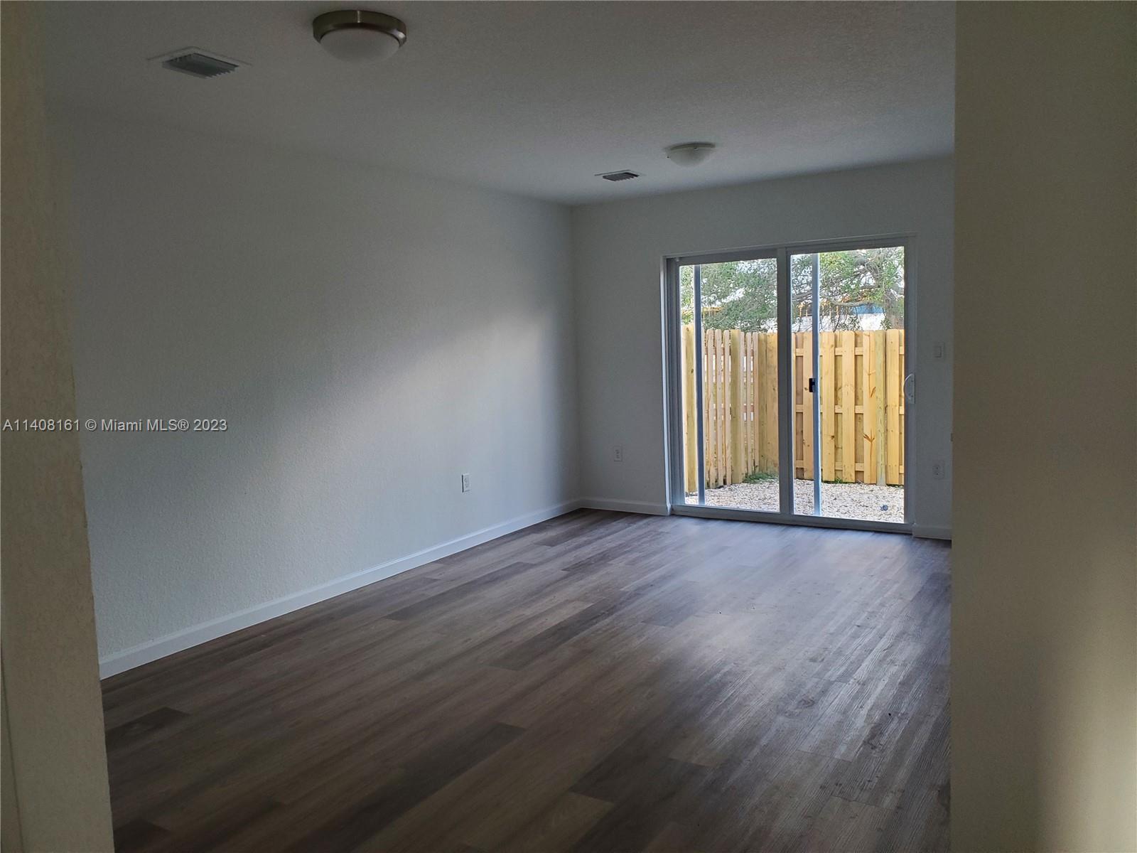 190 SW 3rd Ct