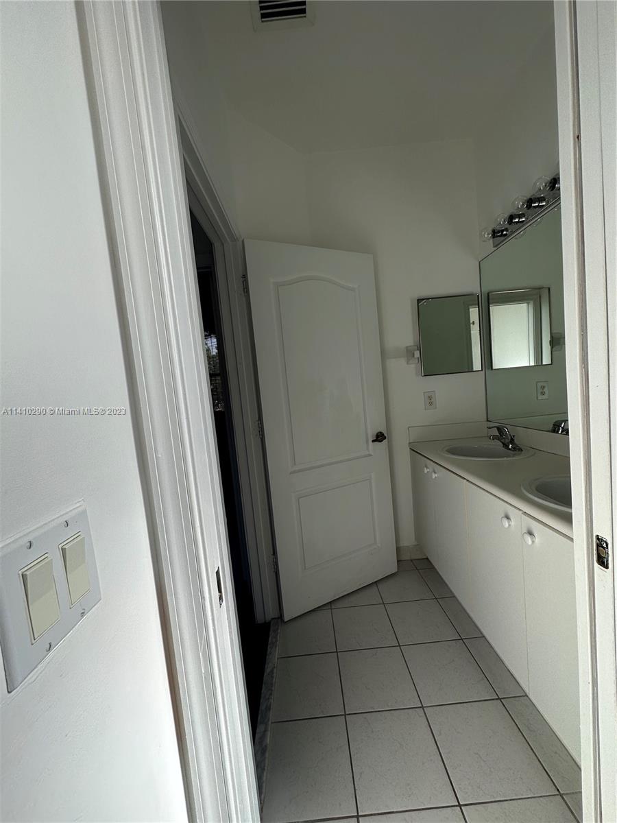 3755 NE 10th Ct # 3755