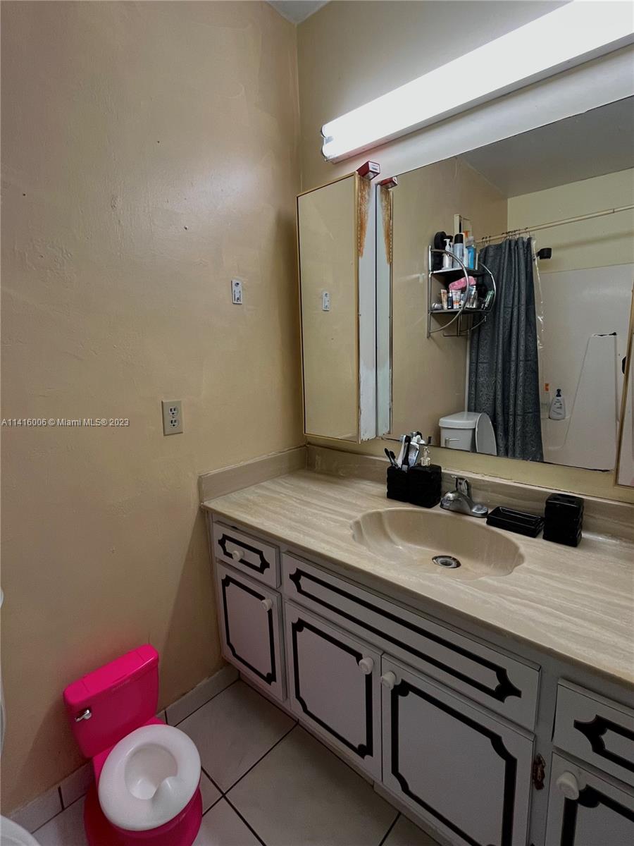 857 W 79th Pl