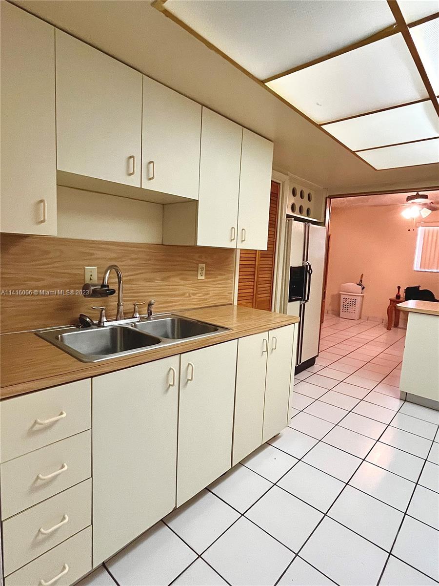 857 W 79th Pl