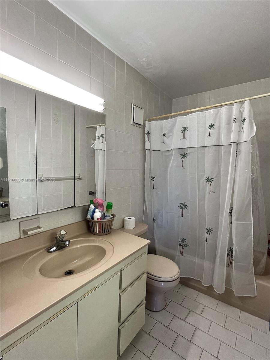 857 W 79th Pl