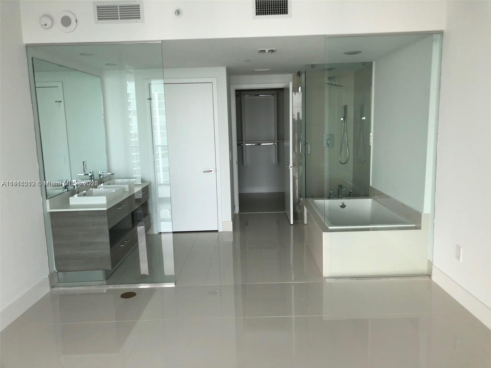 650 NE 32 St # 3605