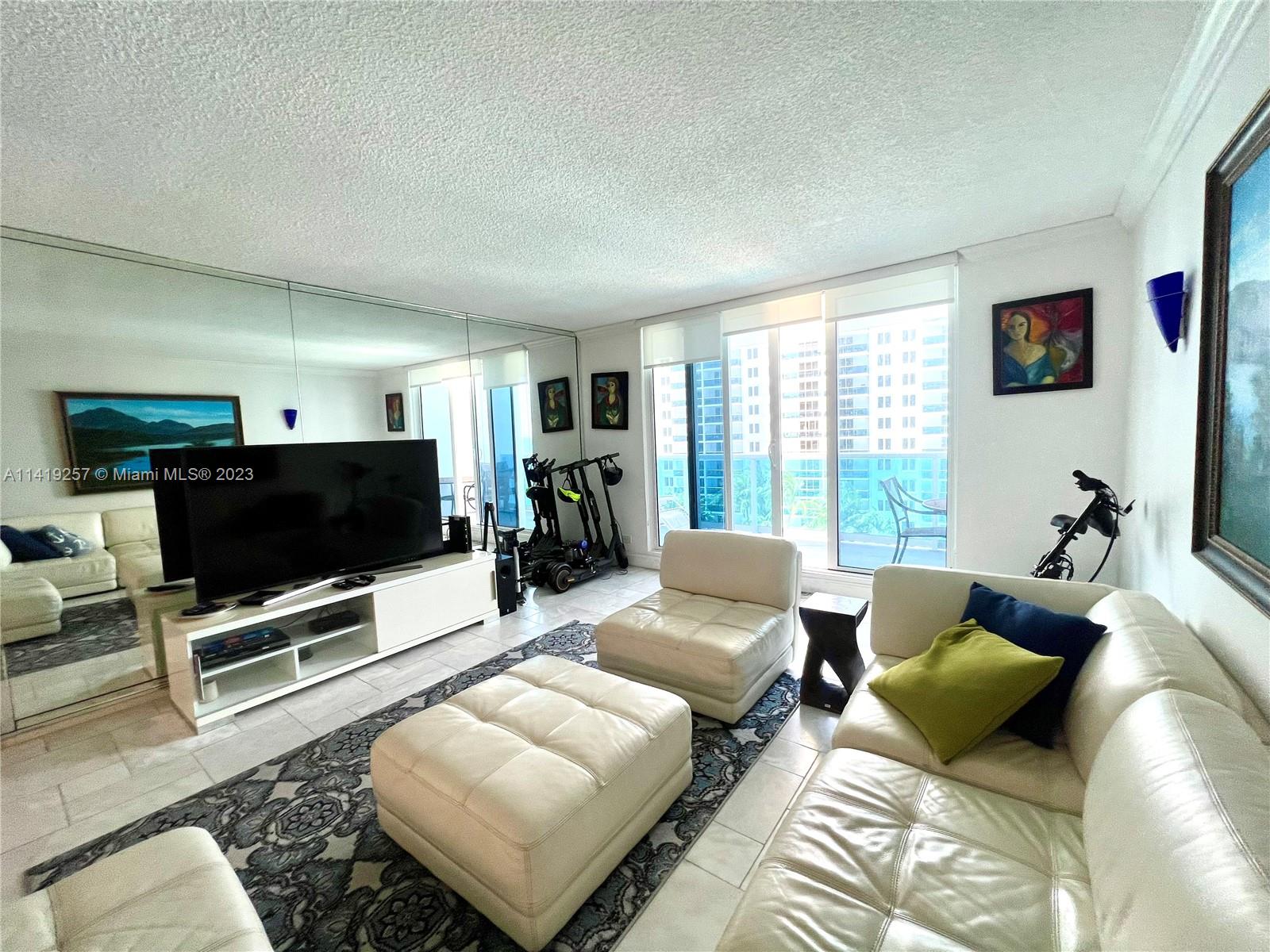 2301 Collins Ave # 1015