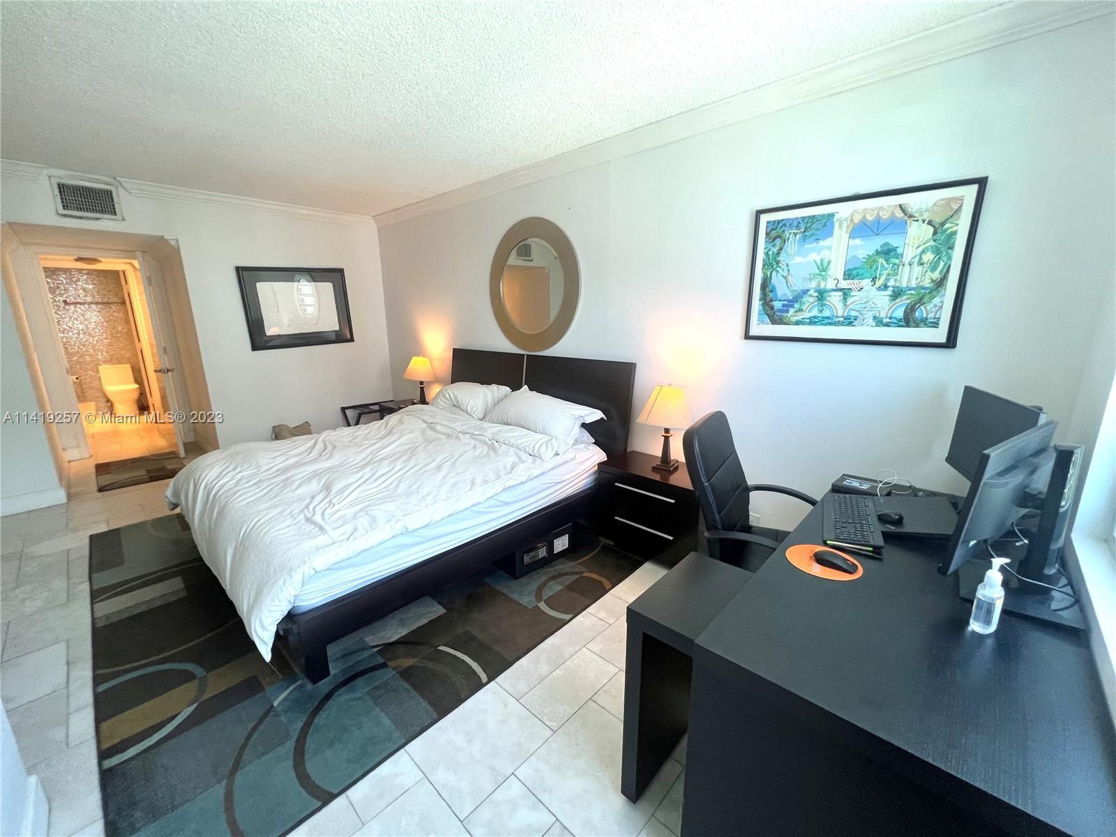 2301 Collins Ave # 1015
