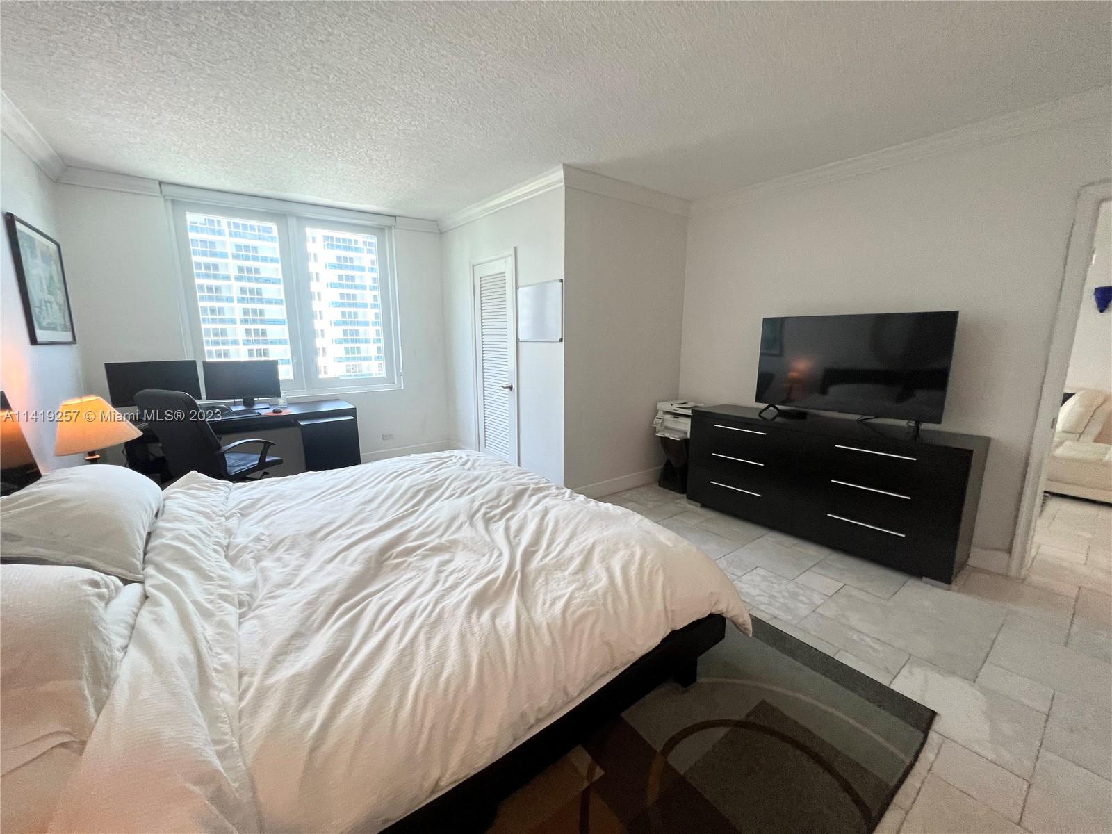 2301 Collins Ave # 1015