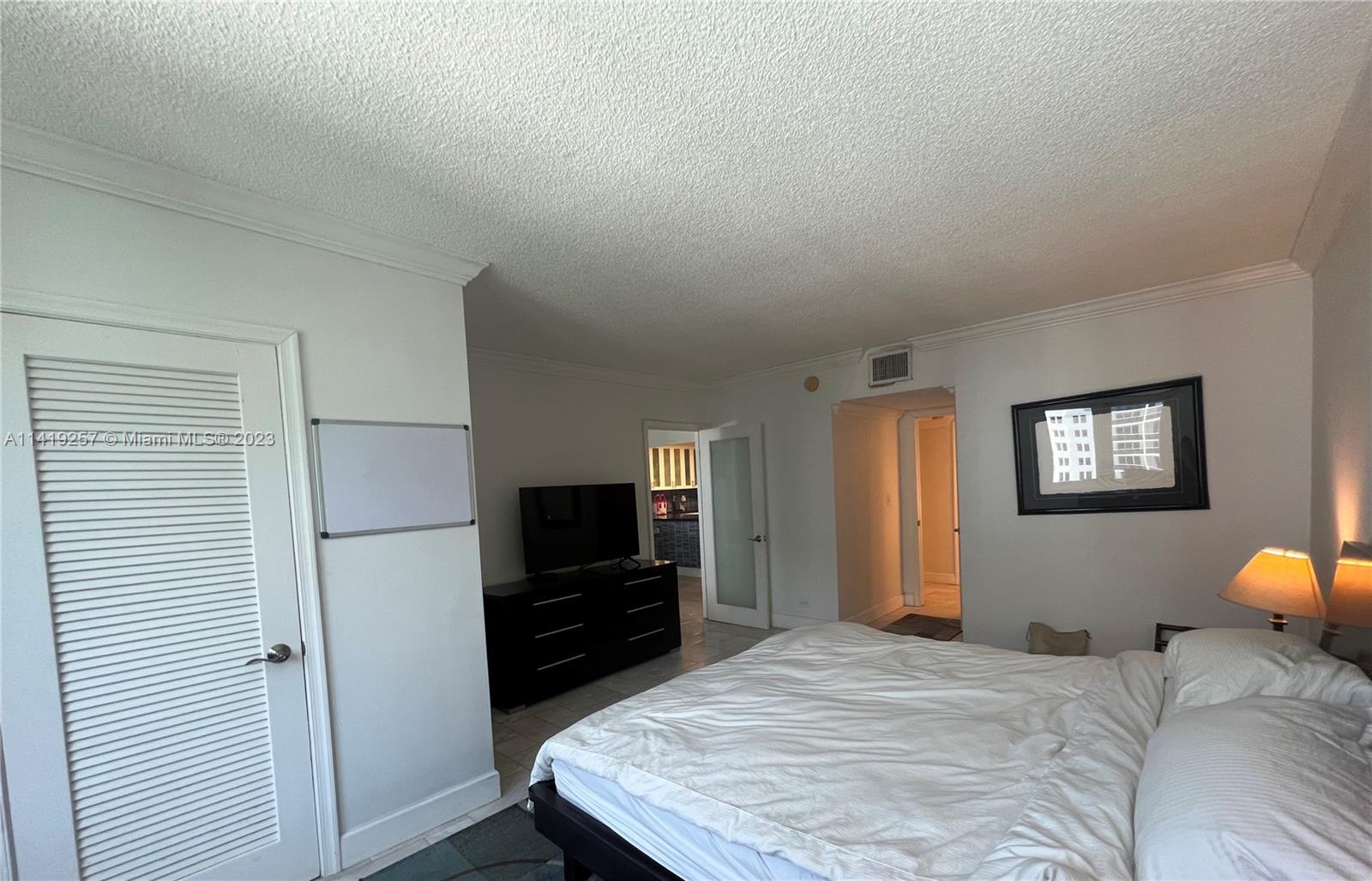 2301 Collins Ave # 1015