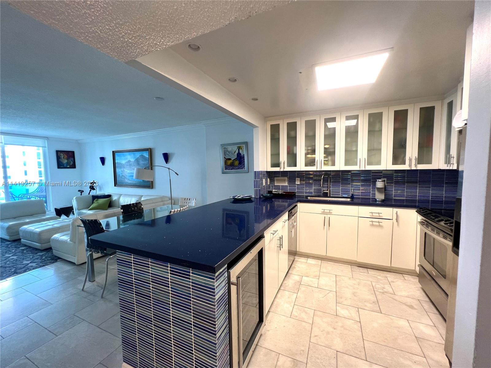 2301 Collins Ave # 1015