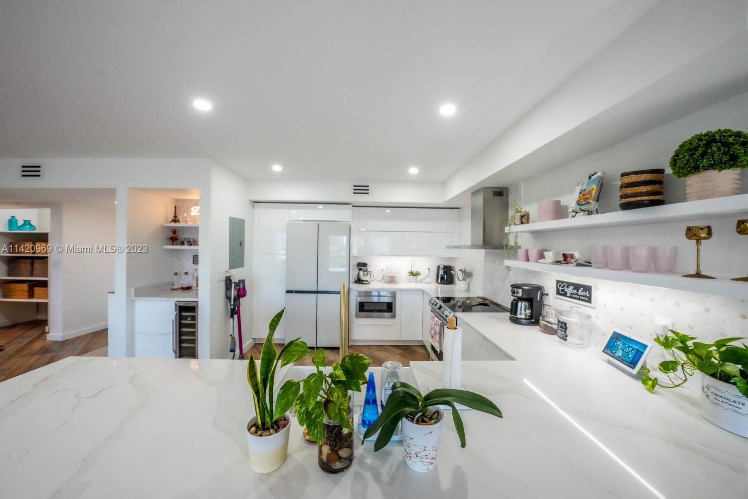 200 Diplomat Pkwy # 820