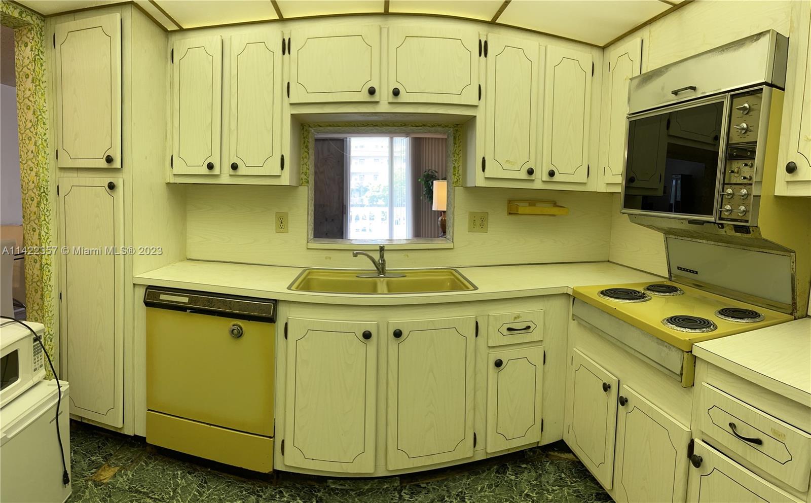 401 NE 14TH AVE Unit: 204