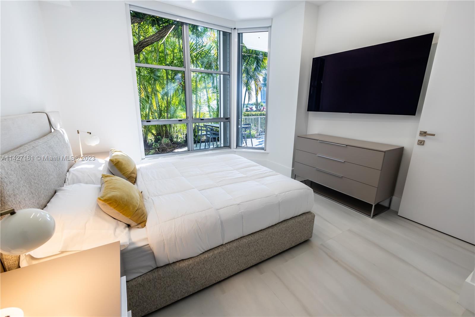 3600 Mystic Pointe Dr # 114