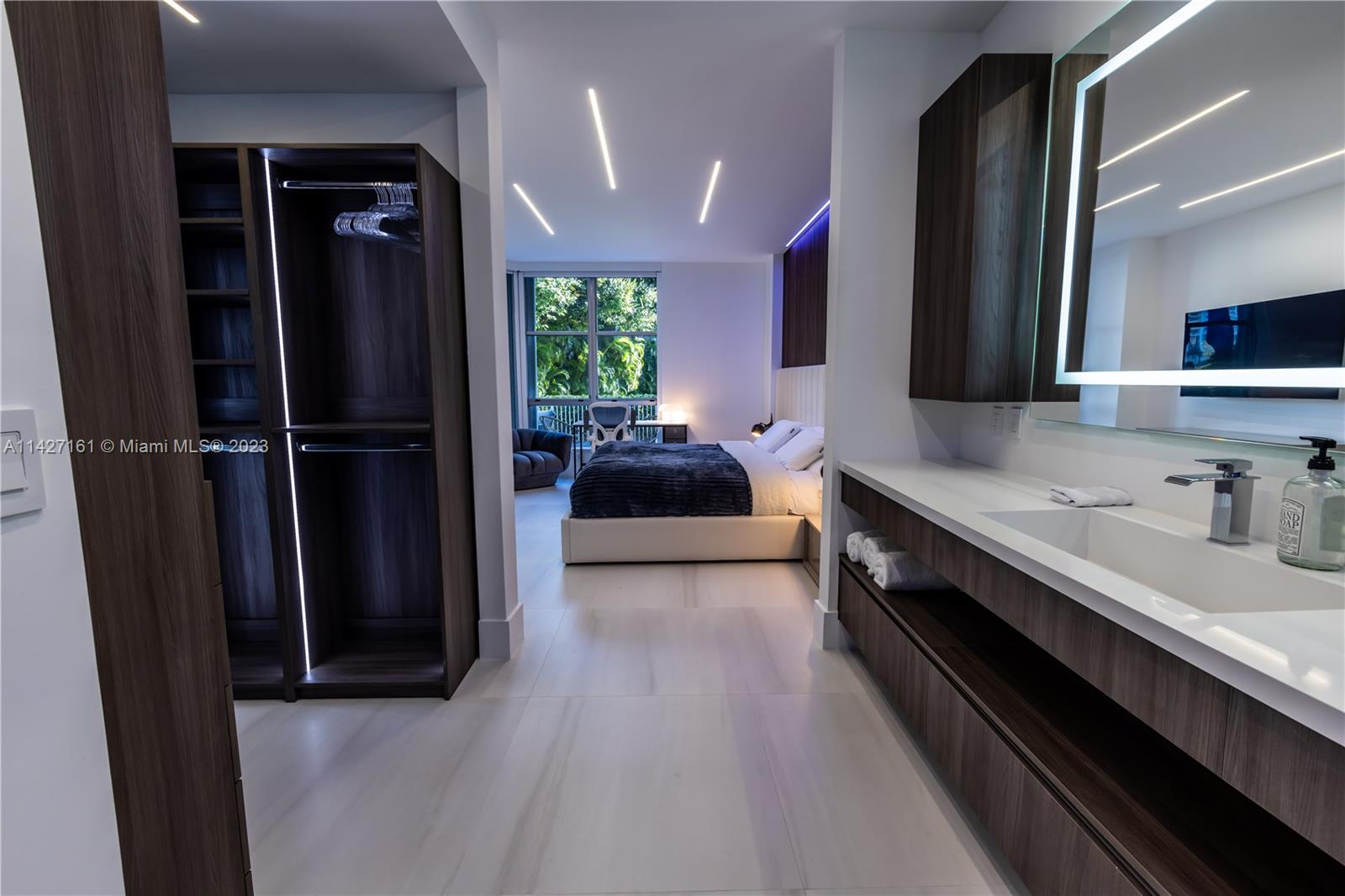 3600 Mystic Pointe Dr # 114