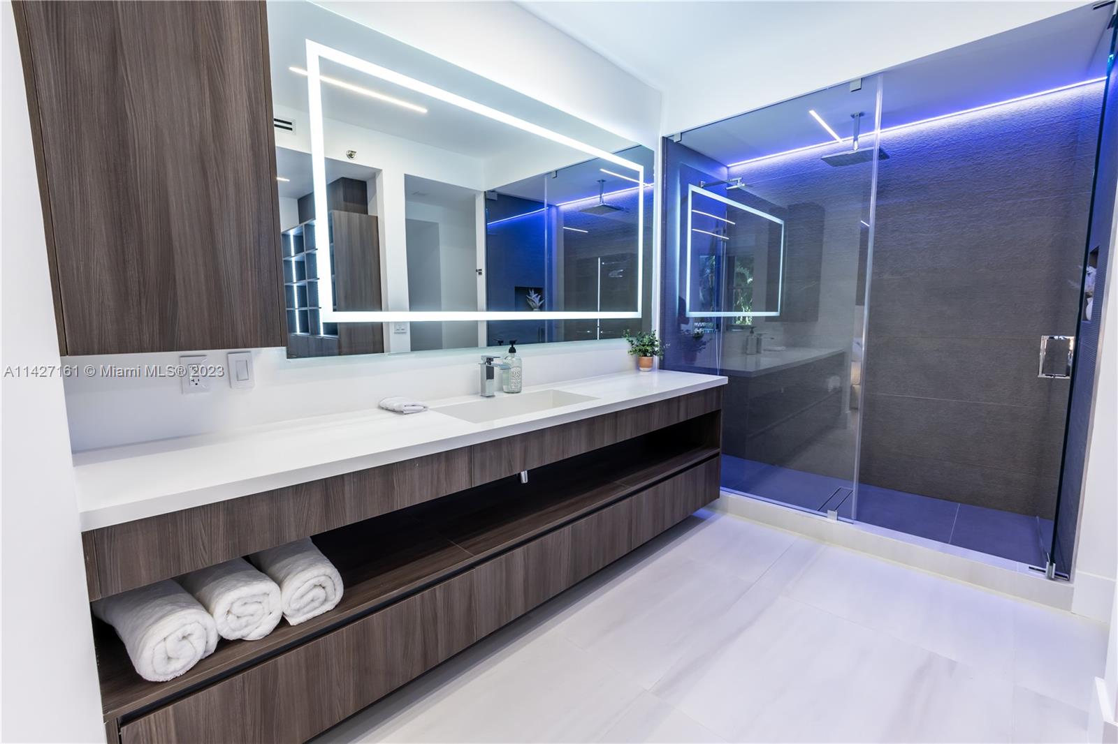 3600 Mystic Pointe Dr # 114