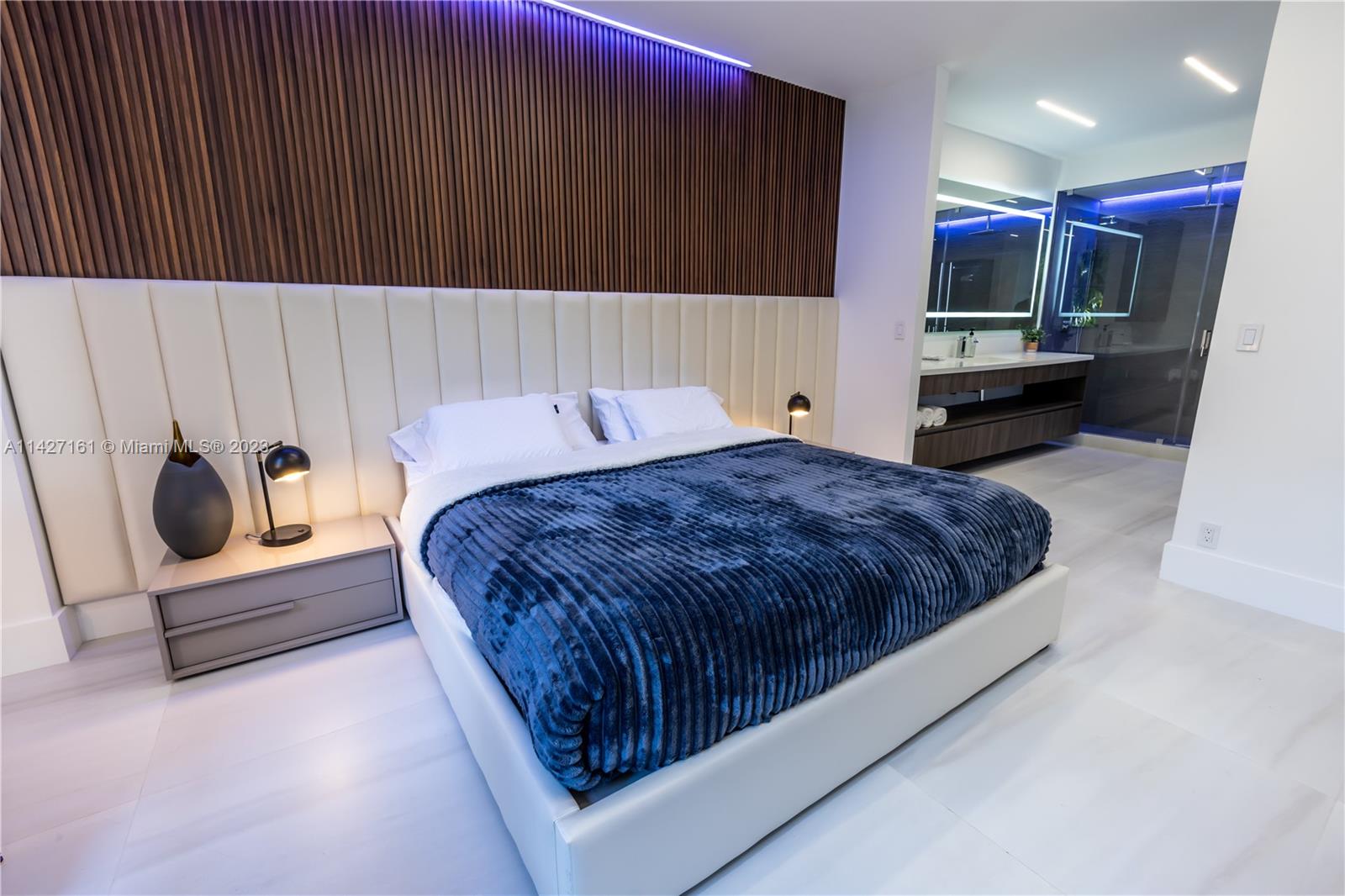 3600 Mystic Pointe Dr # 114