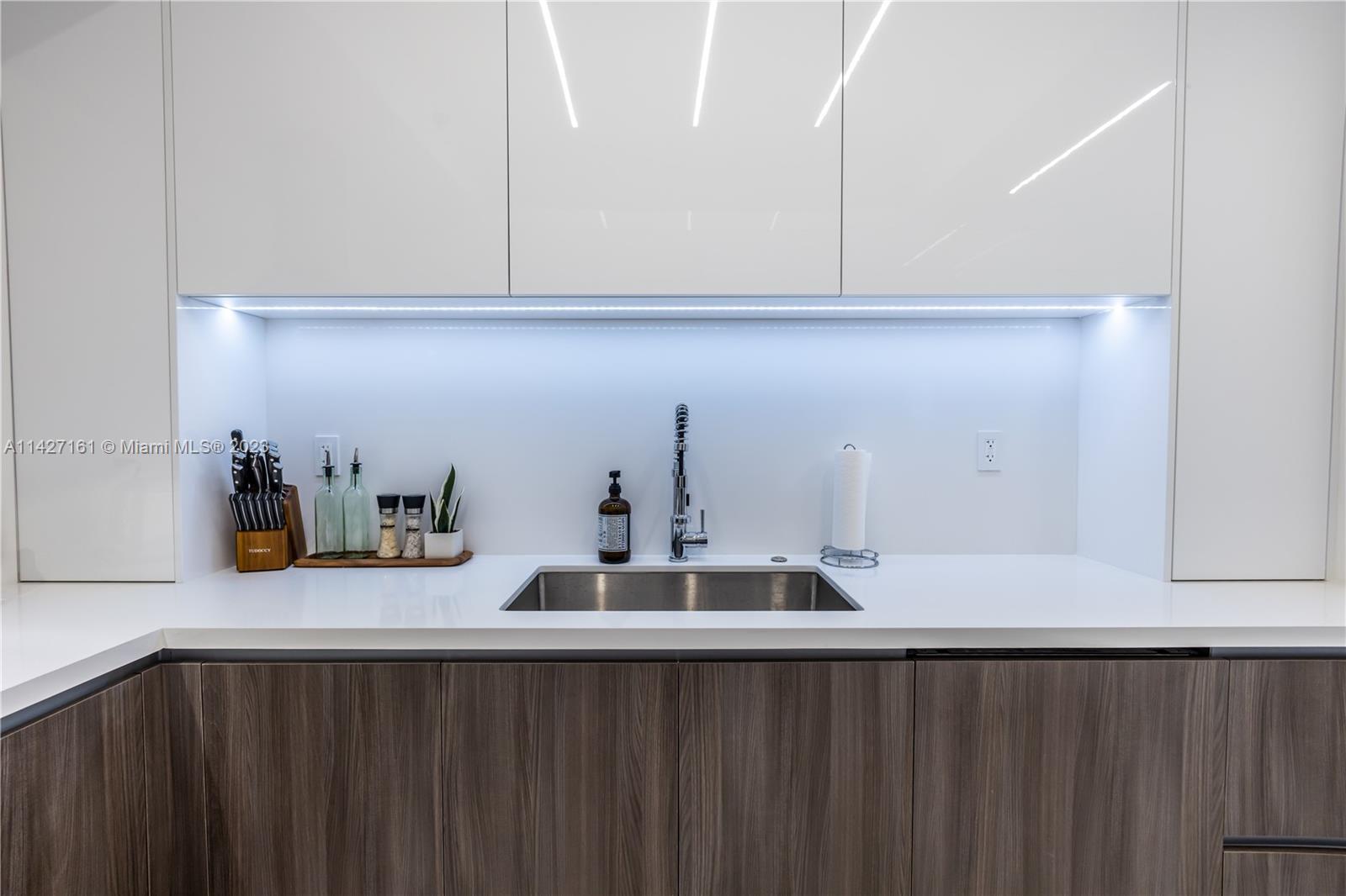 3600 Mystic Pointe Dr # 114