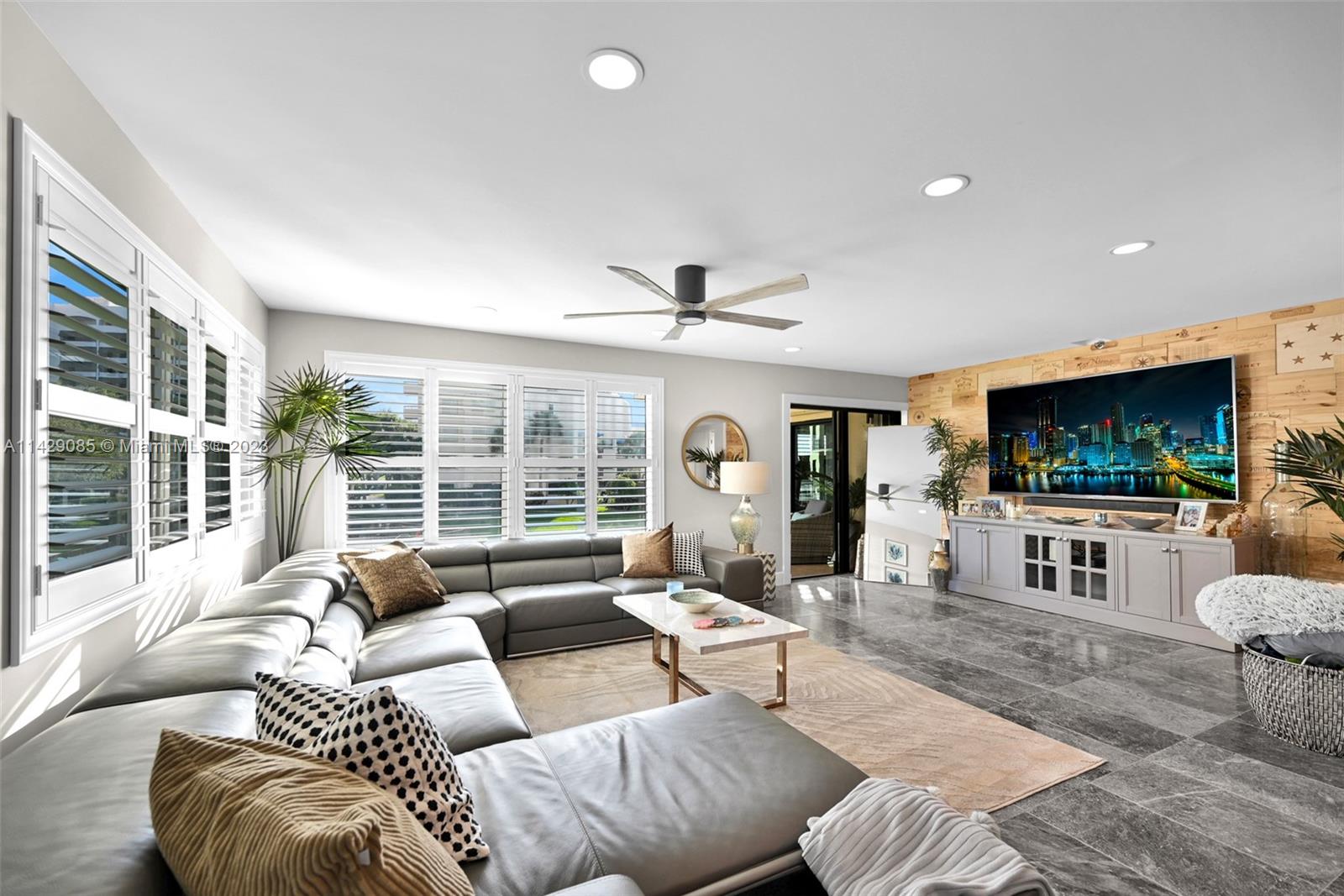 372 Golfview Rd Unit: 201