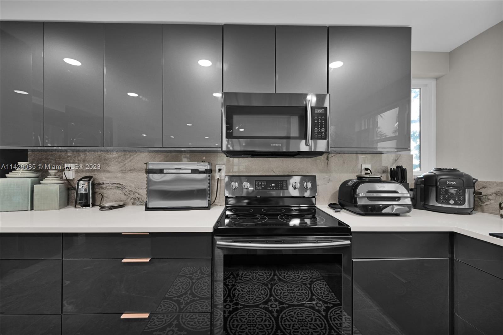 372 Golfview Rd Unit: 201