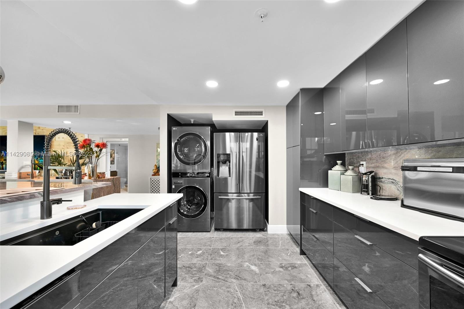 372 Golfview Rd Unit: 201