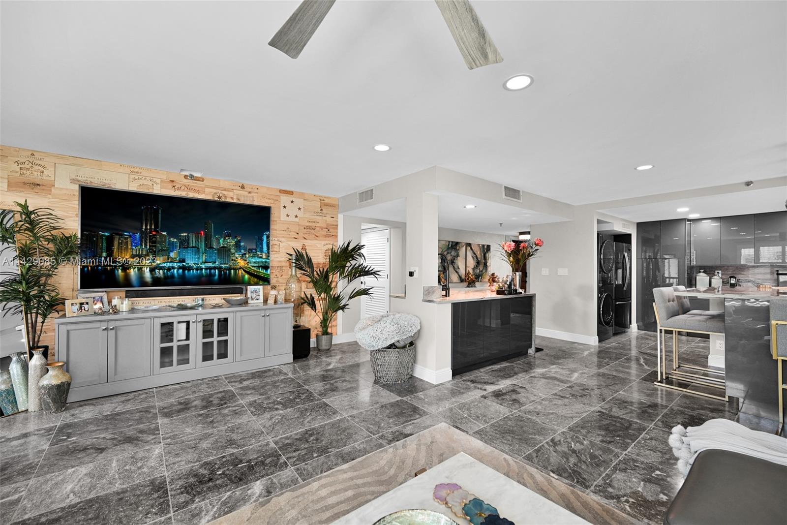 372 Golfview Rd Unit: 201