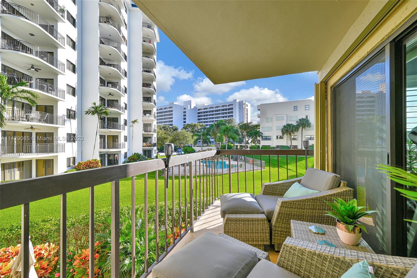 372 Golfview Rd Unit: 201