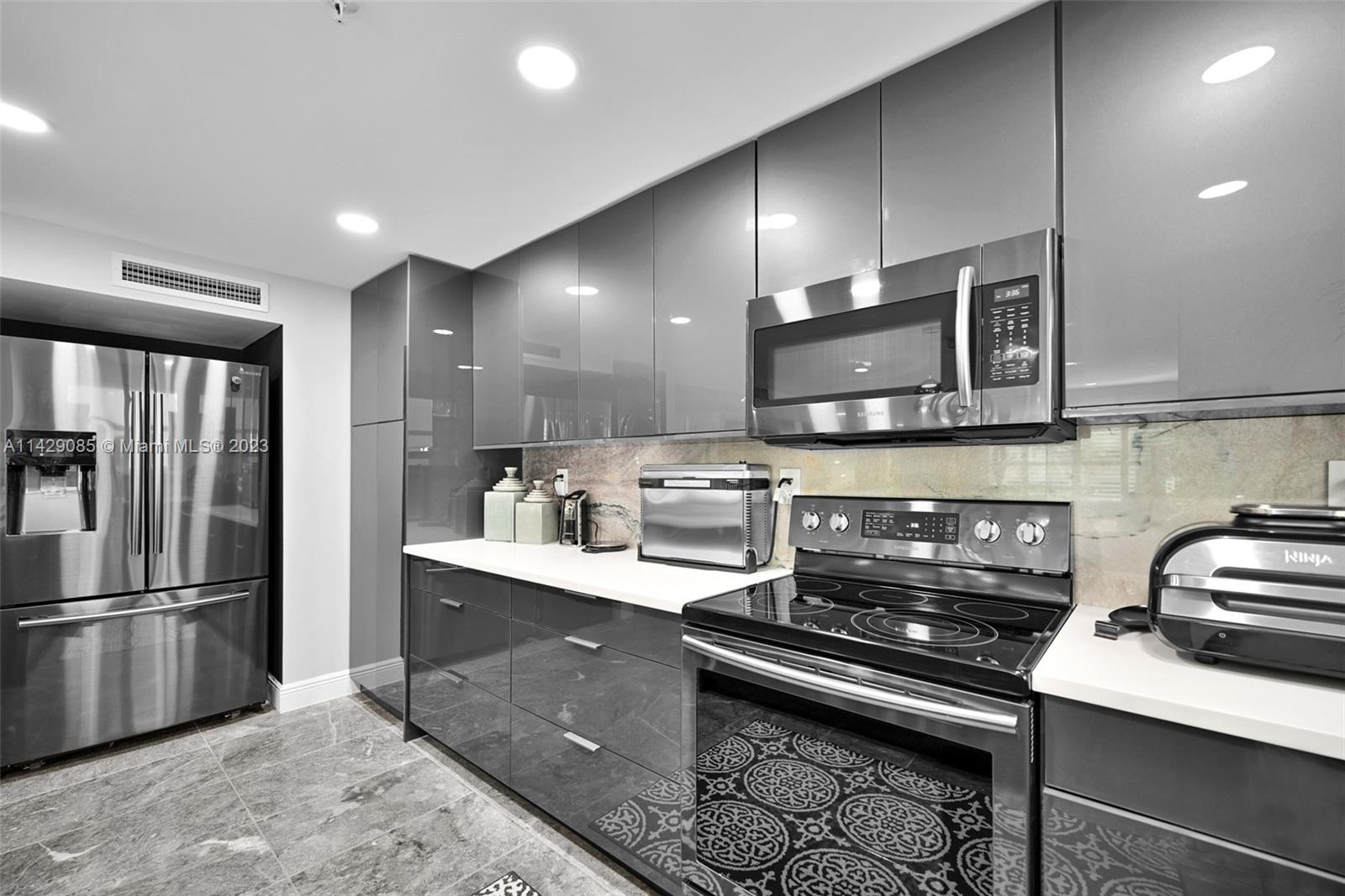 372 Golfview Rd Unit: 201