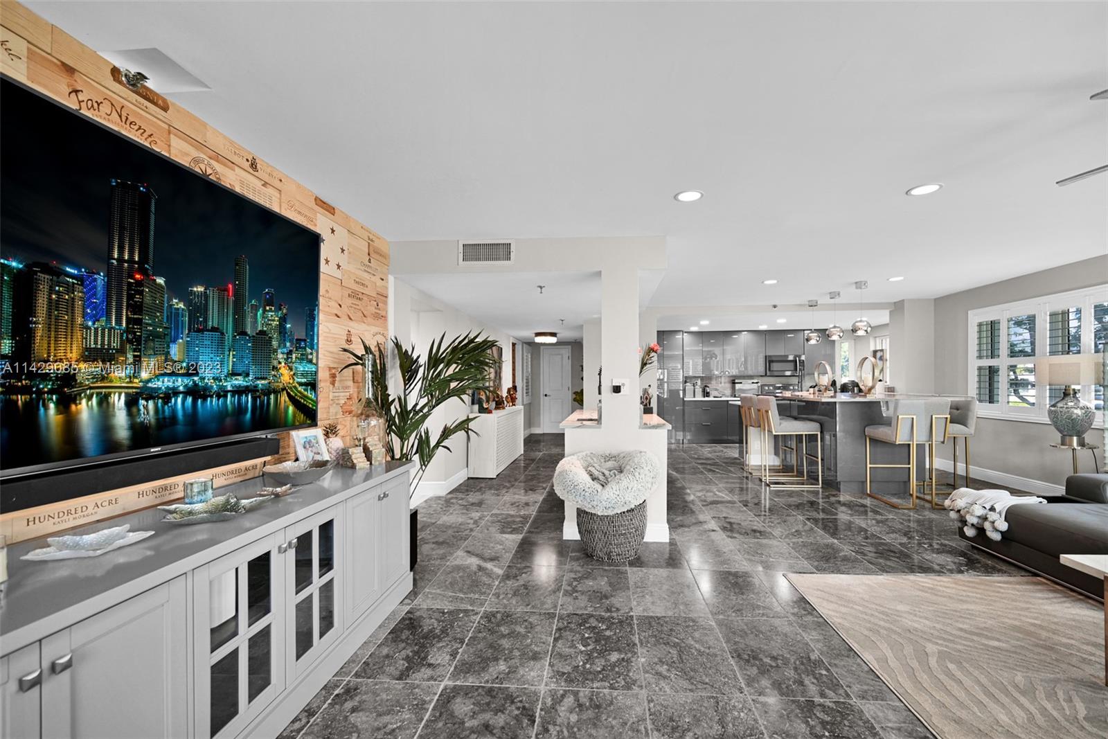372 Golfview Rd Unit: 201