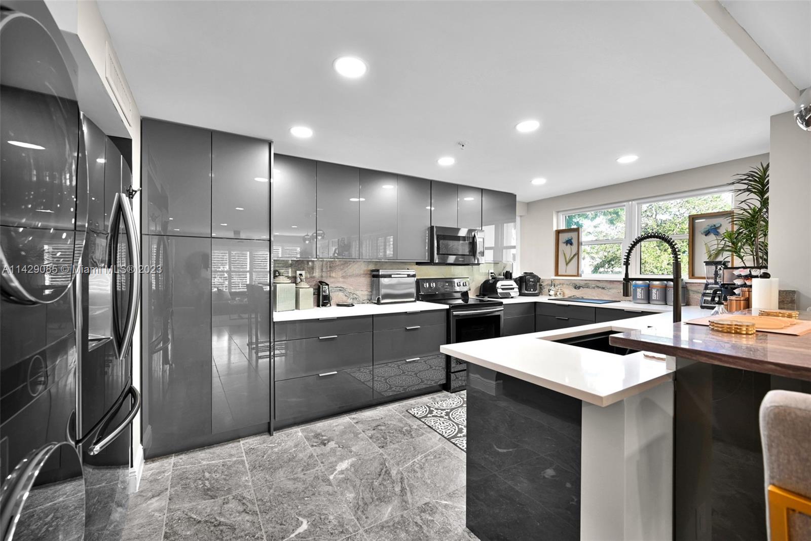 372 Golfview Rd Unit: 201