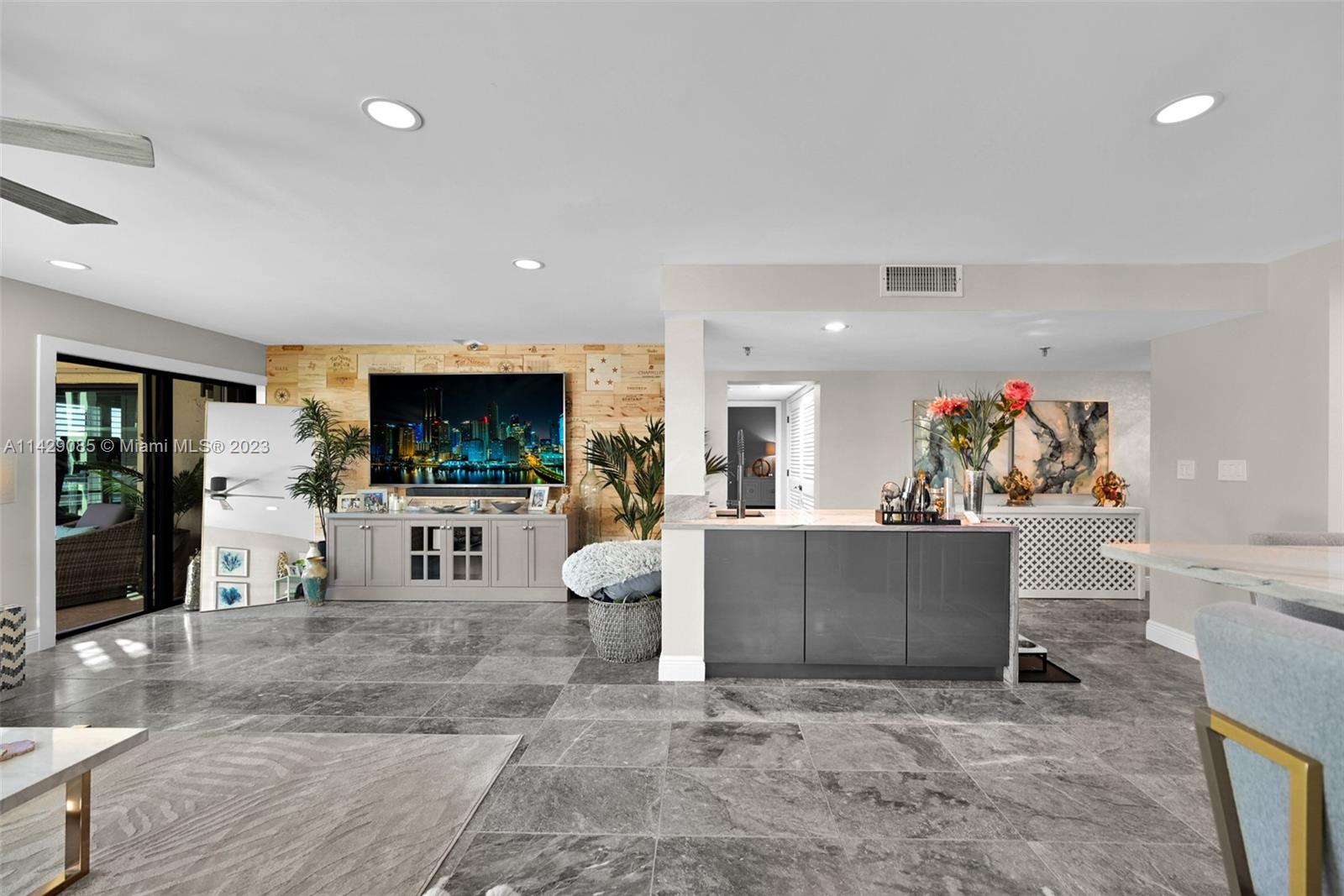 372 Golfview Rd Unit: 201